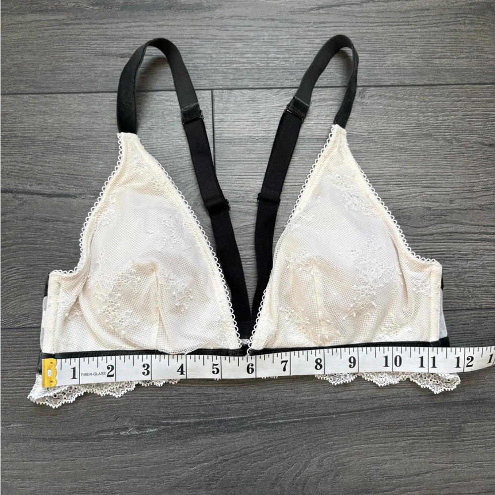 Victoria's Secret White Lace Bralette Wireless Front Close Black Trim Size M
